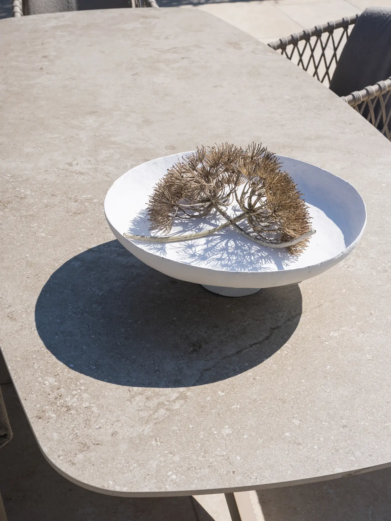 Керамічна миска з сухоцвітом на стільниці Prado, макрозйомка